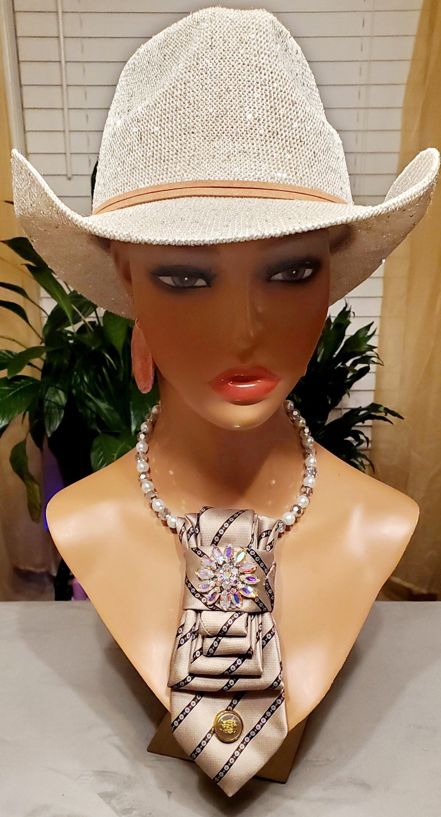 Luxurious Shimmer & Pendant Necktie Necklace